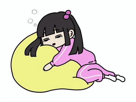 クッションでうたた寝する地雷系女子　桃色 寝落ち,眠い,うたた寝,二度寝,地雷系女子,量産型型女子,女の子,ツインテール,パッツン前髪,黒髪女子のイラスト素材