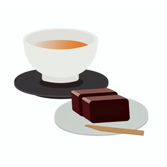湯飲みのほうじ茶とようかんのイラスト お茶,湯気,白い湯呑み,湯のみ,黒い茶托,日本茶,飲み物,リラックス,癒し,シンプルのイラスト素材