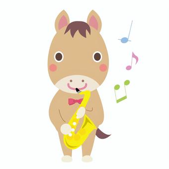 テナーサックスを吹く午年の馬