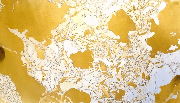 金色と白のまだら模様