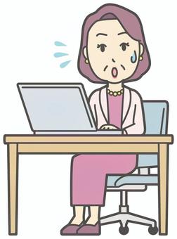 ノートパソコンを見て慌てる金持ち女性 パソコン,女性,おばさん,中年,お母さん,富裕層,マダム,裕福,お金持ち,ミセスのイラスト素材