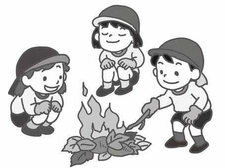 焼き芋焼けたかな 幼児,軍手,焚火,モノクロ,サツマイモのイラスト素材