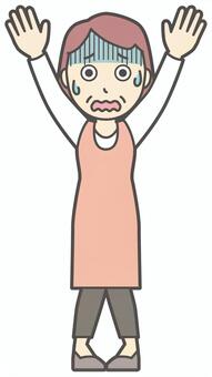  両手を上げて降参するエプロンのおばさん 怖がる,女性,人,人物,主婦,中年,シニア,エプロン,ママ,お母さんのイラスト素材