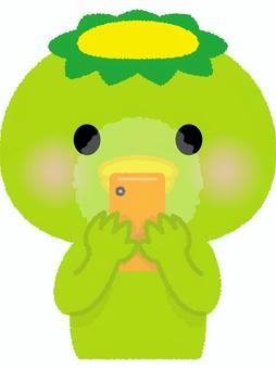 カッパスマホ操作 河童,スマートフォン,電話,電化製品,ガジェット,操作,妖怪,緑,日本,かわいいのイラスト素材