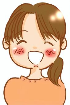 笑顔の女の子イラスト 笑顔,女の子,満面の笑顔,女性,髪を束ねる,オレンジ,頬を赤らめる,にっこり,かわいい,シンプルのイラスト素材