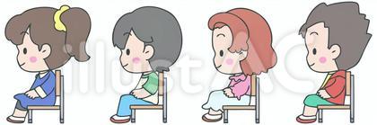 椅子に座るこども達