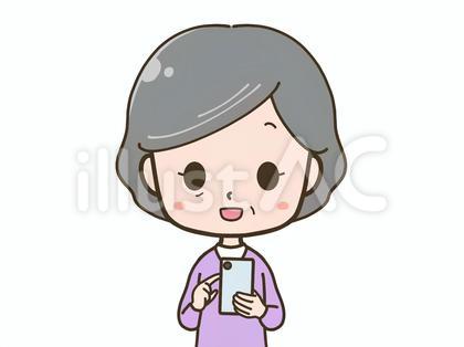 笑顔でスマホを操作するシニア女性