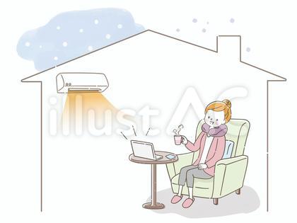 パソコンを見ながらリラックスしている女性