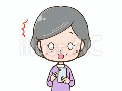 スマホを操作しながら驚くシニア女性