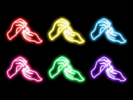 ネオンのネイルをする手元 ネオンのネイルをする手元 ネイル,マニュキア,ポリッシュ,サロン,セルフ,手元,手入れ,身だしなみ,女性,手描きのイラスト素材