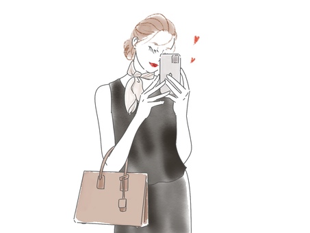 スマホを見て微笑む女性 女性,若い,ol,ヘアスタイル,スカーフ,おしゃれ,スマホ,携帯,バッグ,ハートのイラスト素材