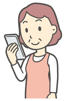  笑顔でスマホを見ている中年の女性 スマホ,おばさん,人,女性,中年,おばちゃん,シニア,ママ,主婦,ヘルパーのイラスト素材
