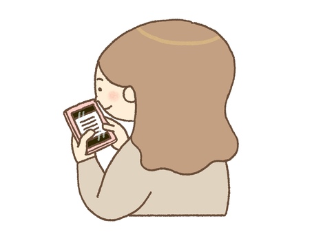 スマホで記事を読んでいる女性