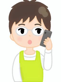 エプロン男性スマホ通話 エプロン,スマートフォン,電話,電化製品,ガジェット,着信,もしもし,通話,店員,スタッフのイラスト素材