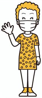  大阪のおばちゃん(黄)-062-全身 マスク,おばちゃん,大阪,ヒョウ柄,おばはん,中年,女性,関西,派手,おばさんのイラスト素材