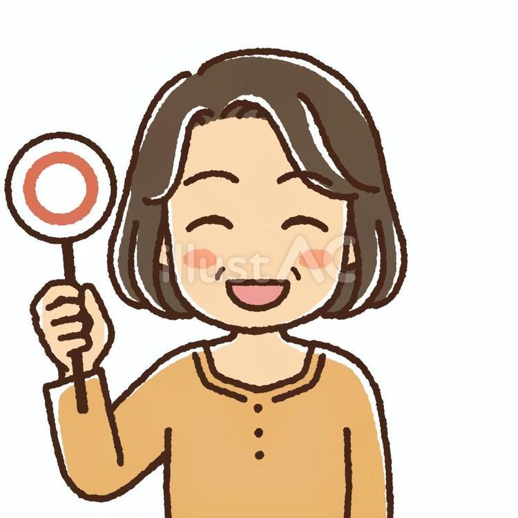 マルの札を持っている笑顔の中年女性 女性,中年,40代のイラスト素材