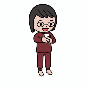 スマホ操作 スマホ,操作,笑顔,バズる,喜び,休憩,主婦,女,普段着,日常のイラスト素材