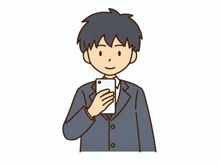 スマホを見るスーツ男性