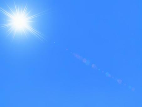 まぶしいレンズフレア 夏のブルースカイ