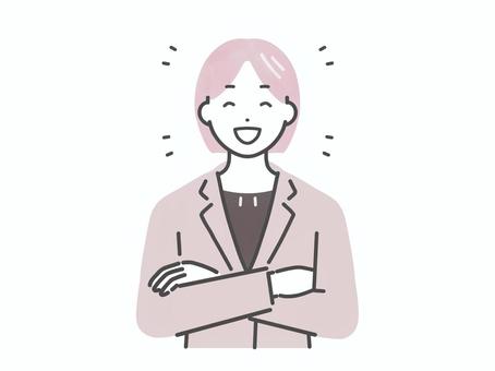 笑顔で話すスーツの女性