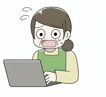 パソコンを見て焦る中年女性 おばさん,叔母,パート,お母さん,エプロン,専業主婦,悩む,困った,汗,悩みのイラスト素材