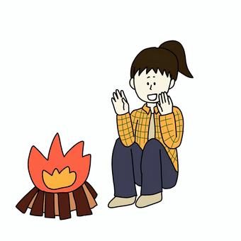 焚火をする女性 女性,人物,シンプル,焚火,キャンプ,レジャーのイラスト素材