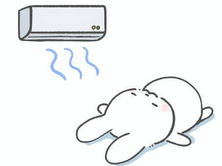 エアコンの風で涼むゆるかわウサギ うさぎ,エアコン,風,涼む,あたる,夏,真夏,猛暑,酷暑,初夏のイラスト素材