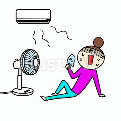 涼しい部屋でアイスを食べる女性