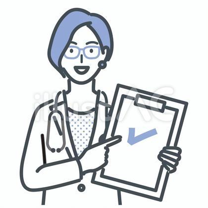 チェックが入った書類を指差す女性医師
