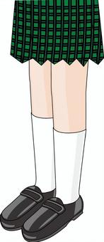 女子高生足元　 女子高生,足元,革靴,ソックス,足首,制服,スカート,立つのイラスト素材