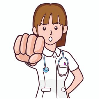 怒ってグーパンチする女性看護師