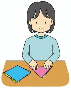 遊ぶ子ども12 折り紙,折る,遊ぶ,女の子,小学生,子ども,机,上半身,主線ありのイラスト素材