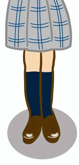 女子高生の足 女子高生,足,スカート,ローファー,直立,足元,高校生,中学生,制服,立つのイラスト素材