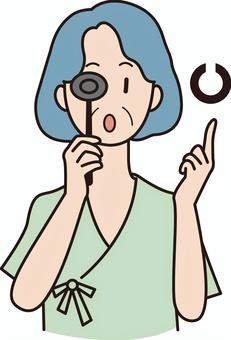 視力検査をするシニア女性 視力検査,健康診断,人間ドック,シニア,女性,病院,健康センター,人物,検査着,ランドルト環のイラスト素材