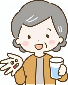 薬を飲むおばあさん
