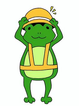 安全のためヘルメットをかぶるカエル ヘルメット,安全,作業,現場,かわいい,作業員,事故防止,注意喚起,建設,工事のイラスト素材