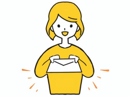 手紙を渡そうとしている女性