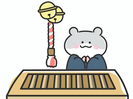初詣でお参りする着物を着たハムスター 初詣,お参り,お正月,ハムスター,正月,元旦,神社,合掌,賽銭箱,お賽銭のイラスト素材