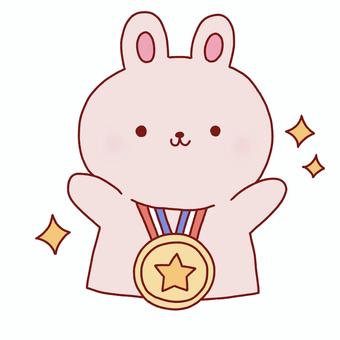 メダルを付けたうさぎ メダル,うさぎ,運動会,おめでとう,優勝,動物,線画,可愛い,ゆるい,手描きのイラスト素材
