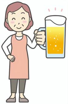  エプロンおばちゃん-189-全身 ビール,笑顔,おばちゃん,エプロン,お母さん,ママ,中年,おばさん,主婦,人物のイラスト素材