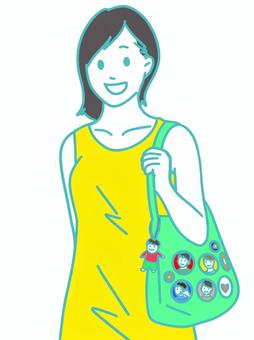 痛バッグを持つ女性 女性,痛バッグ,缶バッジ,ストラップ,キーホルダー,ショルダーバッグ,ショートヘア,夏,タンクトップ,ワンピースのイラスト素材