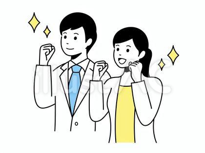 上を見上げて笑顔でガッツポーズをする男女