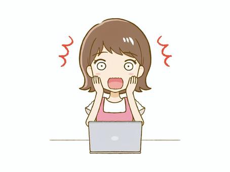 パソコン前で驚いた顔をするエプロン姿の女 驚く,パソコン,表情,びっくり,女,エプロン,慌てる,ノートパソコン,反応,どうしようのイラスト素材