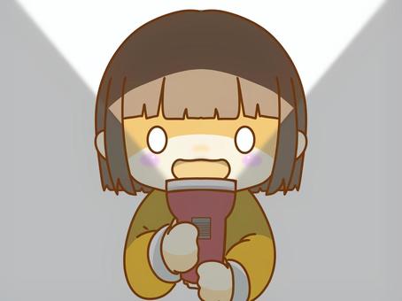 じゃ〜〜ん 女の子,懐中電灯,灯,肝試し,ホラー,ビックリ,ライト,怖い,ドッキリ,正面のイラスト素材