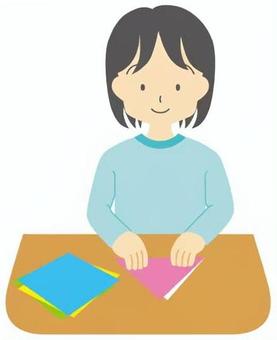 遊ぶ子ども12 折り紙,折る,遊ぶ,女の子,小学生,子ども,机,上半身,主線なしのイラスト素材