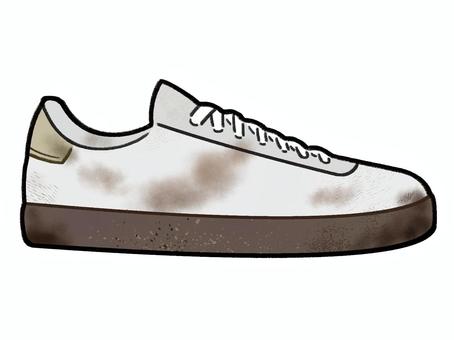 手書き_シューズ_02 汚れたシューズ,靴,スニーカー,泥,汚れ,きたない,履き古し,くたびれた,使用感,擦れのイラスト素材