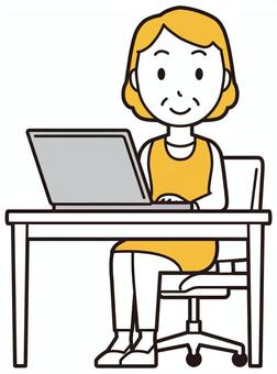  エプロンおばちゃん(黄)-228-全身 パソコン,笑顔,おばちゃん,エプロン,お母さん,ママ,中年,おばさん,主婦,人物のイラスト素材