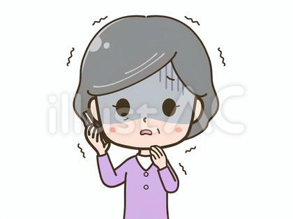 スマホで話しながら怖がるシニア女性