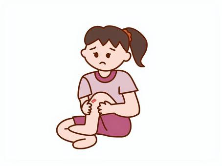 怪我をして膝をおさえる女の子 膝,怪我,膝をおさえる,青,体操服,ケガ,痛み,痛い,女の子,子供のイラスト素材