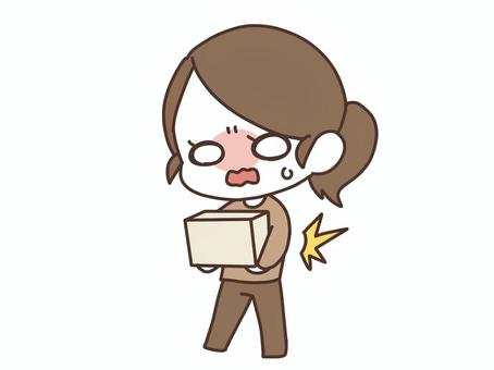 荷物を持って腰を痛める女の子